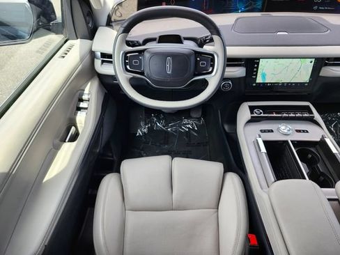 Used 2025 Lincoln Navigator Reserve AWD/4WD image 13
