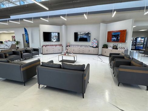 Used 2017 Ford F150 Lariat w/ Equipment Group 502A Luxury AWD/4WD image 4