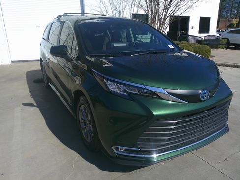Used 2021 Toyota Sienna XLE image 2