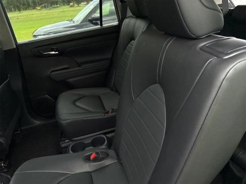 Used 2024 Toyota Highlander XLE FWD image 8