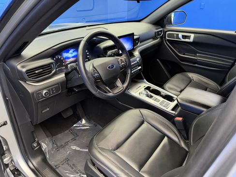 Used 2020 Ford Explorer XLT w/ Equipment Group 202A RWD image 11