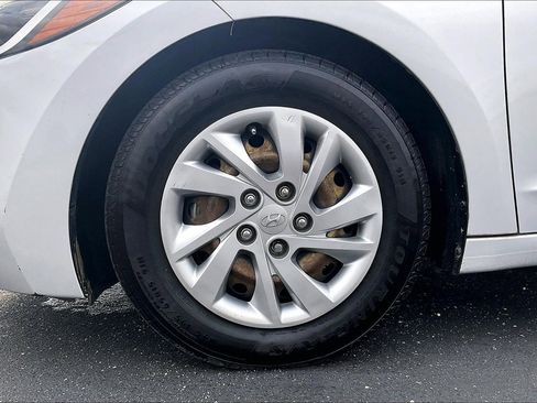 Used 2018 Hyundai Elantra SE image 9