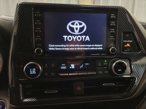 Used 2022 Toyota Highlander XLE AWD/4WD image 16
