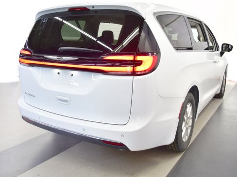 Used 2024 Chrysler Pacifica Touring-L FWD image 7
