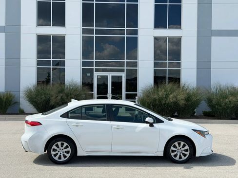 Used 2020 Toyota Corolla LE FWD image 4
