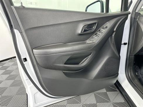 Used 2018 Chevrolet Trax LT w/ LT Convenience Package image 18