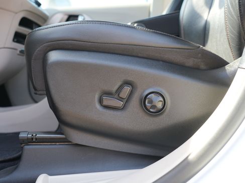 Used 2020 Chrysler Pacifica Touring-L Plus w/ Advanced Safetytec Group FWD image 15