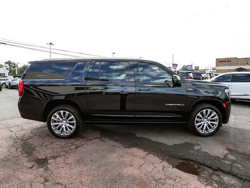 Used 2023 GMC Yukon XL Denali AWD/4WD image 7