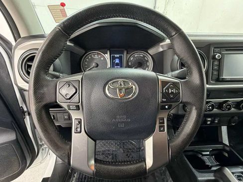 Certified 2018 Toyota Tacoma SR5 AWD/4WD image 16