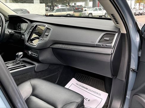 Used 2020 Volvo XC90 T6 Momentum w/ Protection Package Premier image 18