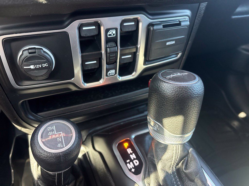Used 2025 Jeep Gladiator Sport AWD/4WD image 19