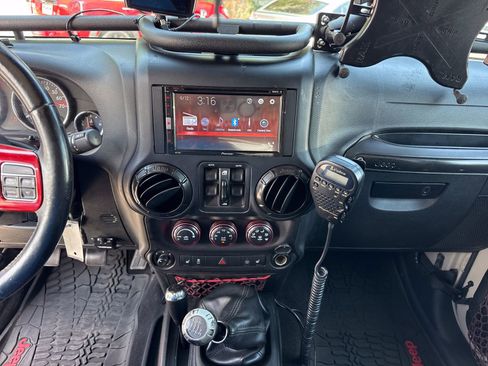 Used 2017 Jeep Wrangler Unlimited Rubicon AWD/4WD image 33