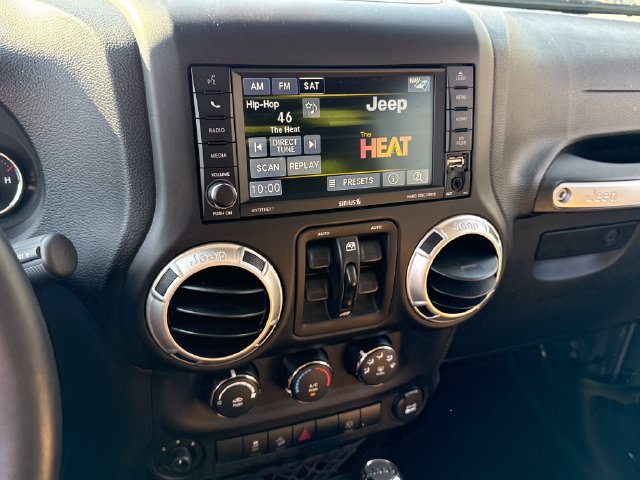 Used 2016 Jeep Wrangler Unlimited Sahara w/ Connectivity Group AWD/4WD image 25