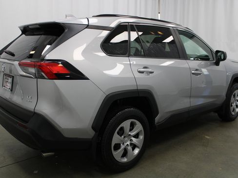 Used 2021 Toyota RAV4 LE image 5