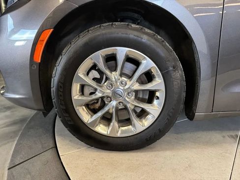 Used 2021 Chrysler Pacifica Touring-L w/ Uconnect Theater Family Group AWD/4WD image 27