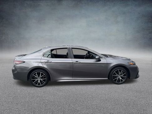 Used 2024 Toyota Camry SE image 4