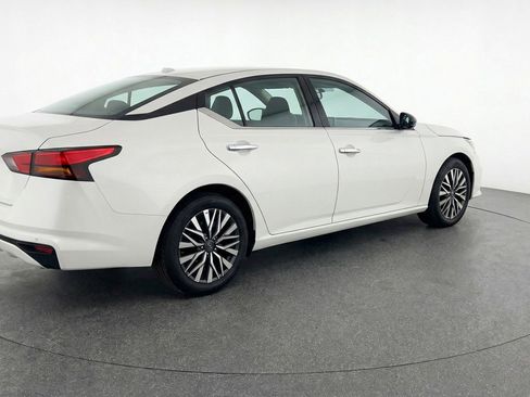 Used 2025 Nissan Altima 2.5 SV image 9