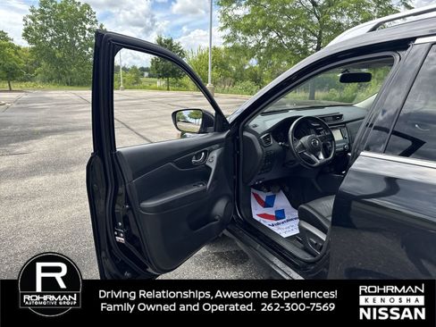 Used 2017 Nissan Rogue SV w/ SV Premium Package AWD/4WD image 10