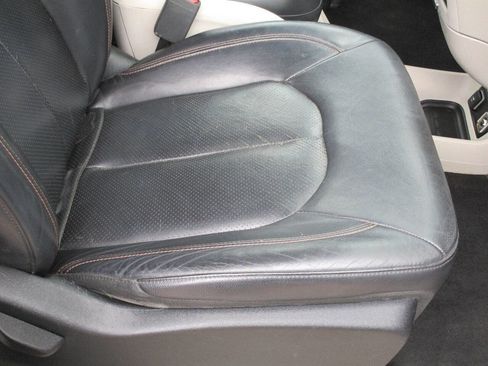 Used 2018 Chrysler Pacifica Touring-L image 11