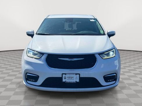 Used 2023 Chrysler Pacifica Touring-L FWD image 2