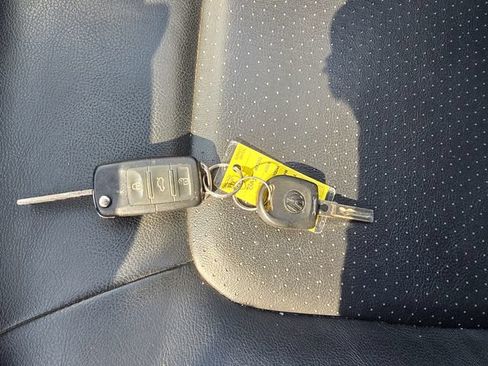 Used 2010 Volkswagen Beetle Convertible FWD image 18