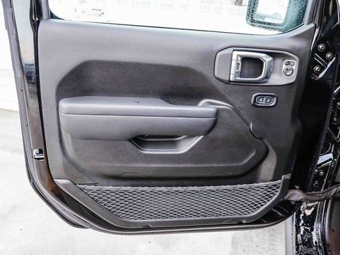 Used 2025 Jeep Gladiator Mojave AWD/4WD image 25