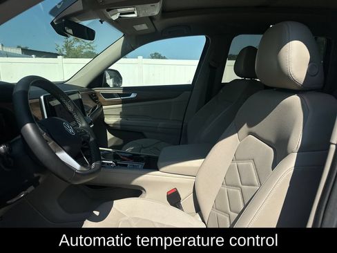Used 2024 Volkswagen Atlas SE w/ Panoramic Sunroof Package FWD image 10