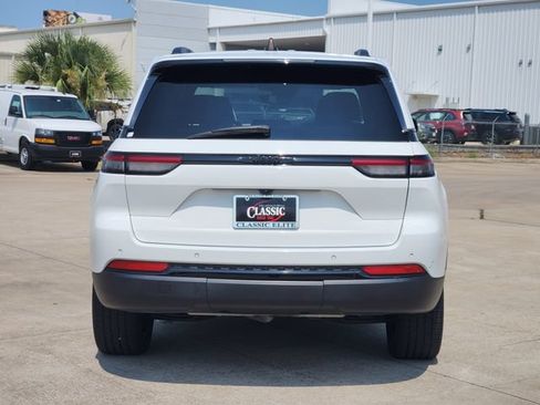 Used 2023 Jeep Grand Cherokee Altitude RWD image 6