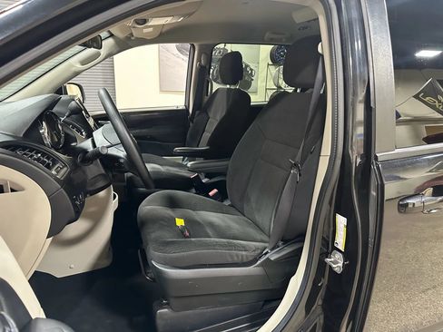 Used 2018 Dodge Grand Caravan SE w/ UConnect Hands-Free Group image 18