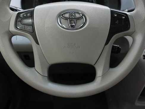 Used 2014 Toyota Sienna LE FWD image 23