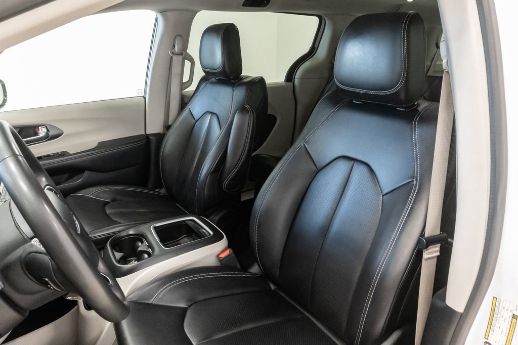 Certified 2024 Chrysler Pacifica Touring-L FWD image 9