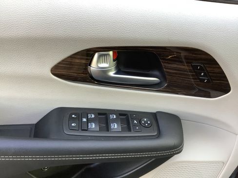 Used 2023 Chrysler Pacifica Limited FWD image 13