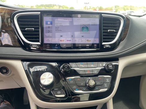 Used 2023 Chrysler Pacifica Limited image 27