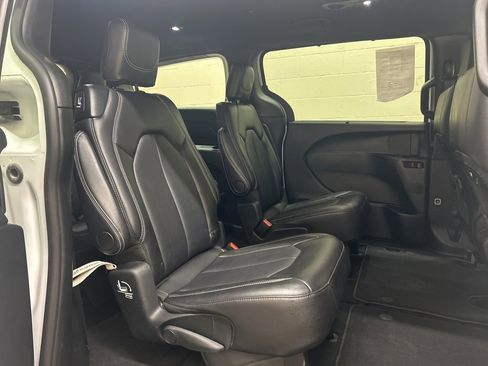 Used 2025 Chrysler Pacifica Select image 11