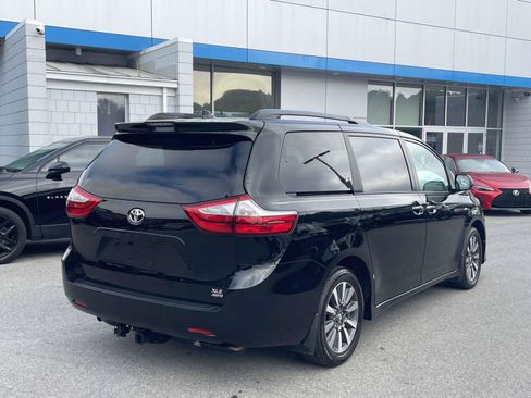 Used 2018 Toyota Sienna XLE w/ XLE Navigation Package AWD/4WD image 3