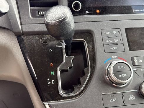 Used 2018 Toyota Sienna LE image 9