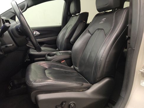 Used 2020 Chrysler Pacifica Touring-L Plus FWD image 17