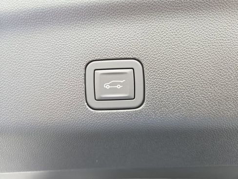 New 2025 Chevrolet Suburban Premier image 9