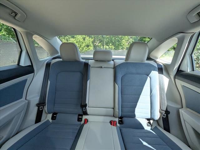 Certified 2025 Volkswagen Jetta SE w/ Sunroof Package FWD image 16