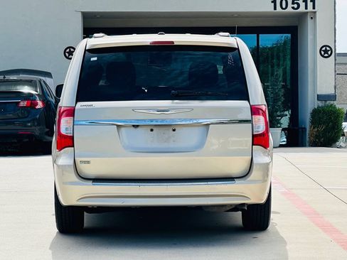 Used 2014 Chrysler Town & Country Touring FWD image 7