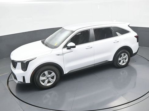 Used 2024 Kia Sorento LX image 46