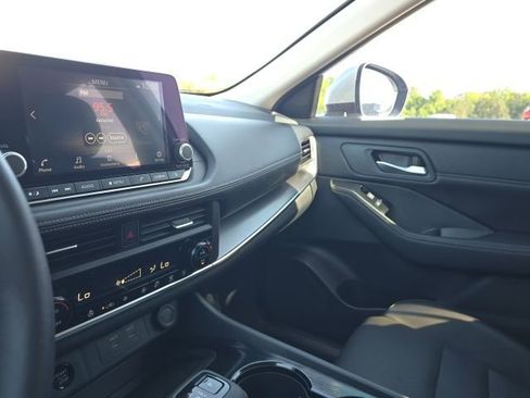 Used 2024 Nissan Rogue SV w/ SV Premium Package image 26