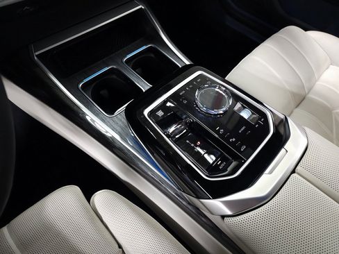 Used 2025 BMW 760i xDrive w/ Premium Package image 37