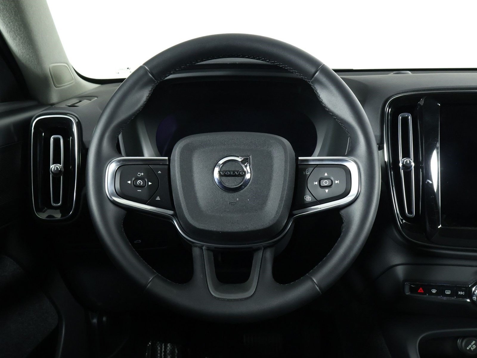 Certified 2026 Volvo XC40 B5 Plus AWD/4WD image 8