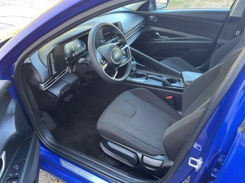 Used 2025 Hyundai Elantra SE image 9