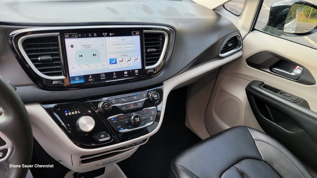 Used 2024 Chrysler Pacifica Touring-L FWD image 21