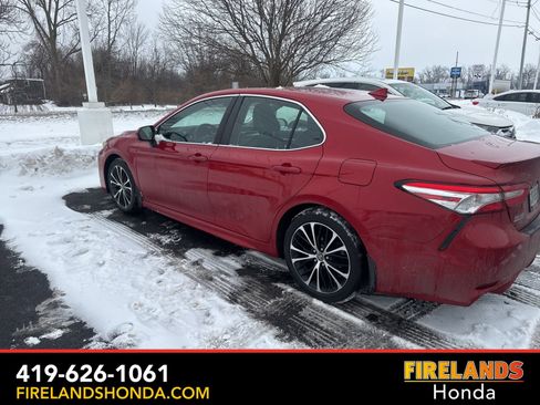Used 2020 Toyota Camry image 3