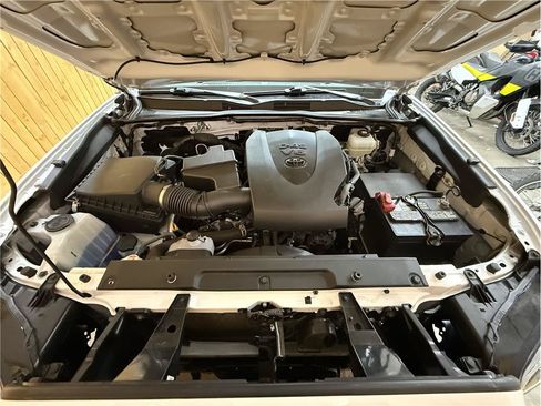 Used 2022 Toyota Tacoma TRD Off-Road w/ Technology Package AWD/4WD image 28