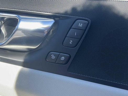 Used 2022 Volvo XC60 B5 Momentum w/ Advanced Package image 18