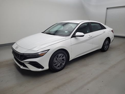 Used 2024 Hyundai Elantra SEL FWD image 2